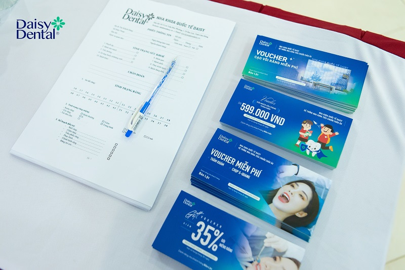 Hàng trăm voucher đã được chuẩn bị sẵn sàng để trao tận tay khách hàng.