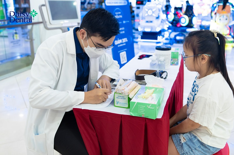 Bác sĩ Nha khoa Quốc tế DAISY kiểm tra răng miệng cho người dân.