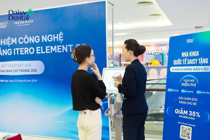 Khách hàng trải nghiệm công nghệ quét dấu răng iTero Element 5D.
