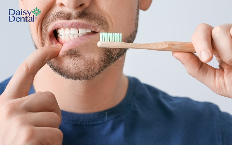Đánh răng đúng cách ít nhất mỗi ngày 2 lần sẽ giúp răng và nướu chắc khỏe hơn