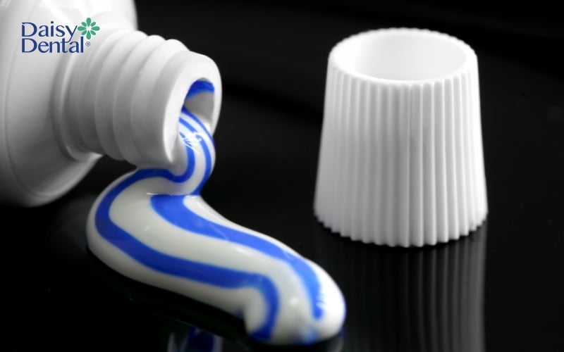Bạn nên chọn mua kem đánh răng có chứa thành phần Fluoride