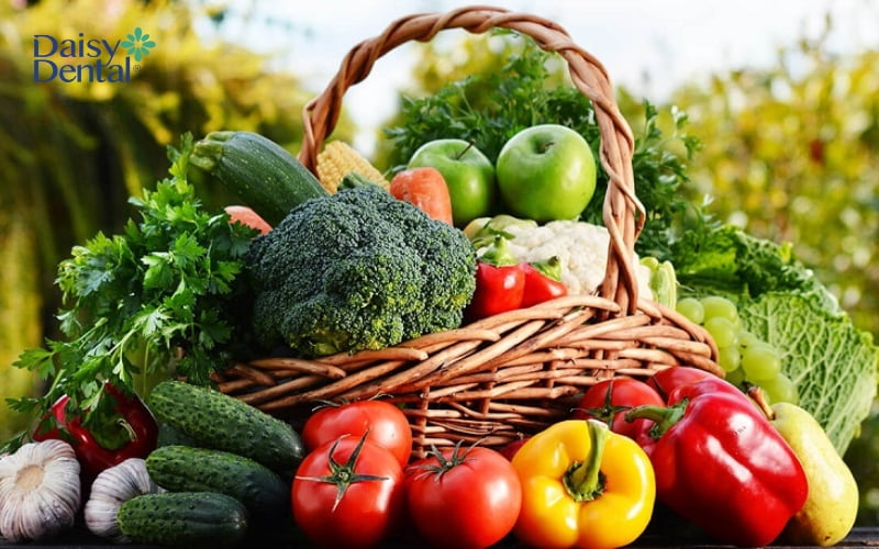 Tăng cường rau xanh và bổ sung đầy đủ vitamin cho cơ thể theo hướng dẫn của bác sĩ