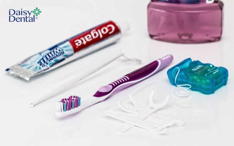 Sử dụng chỉ nha khoa để làm sạch mảng bám thức ăn hiệu quả