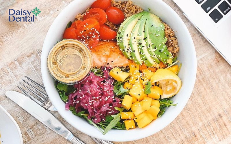 Chế độ ăn uống lành mạnh cũng giúp răng miệng khỏe mạnh hơn