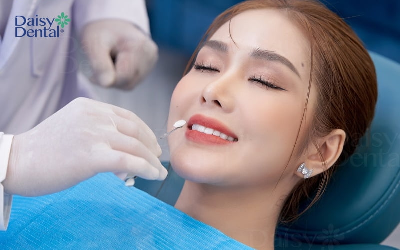 Bác sĩ đang lựa chọn màu sắc răng phù hợp cho khách hàng