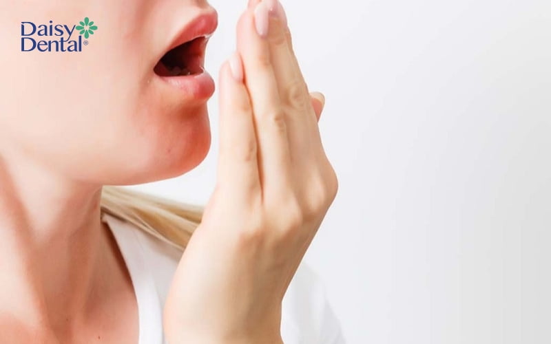 Vết đen trên răng hàm xuất hiện có thể gây nên tình trạng hôi miệng, khiến người bệnh mất tự tin