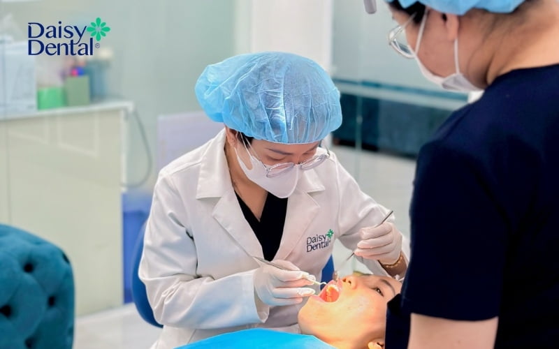 Bác sĩ thăm khám và tư vấn cho khách hàng tại DAISY DENTAL
