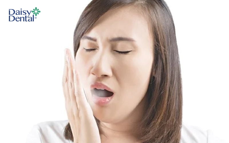 Xỉa răng không đúng cách là thói quen gây hôi miệng mà nhiều người thường bỏ qua