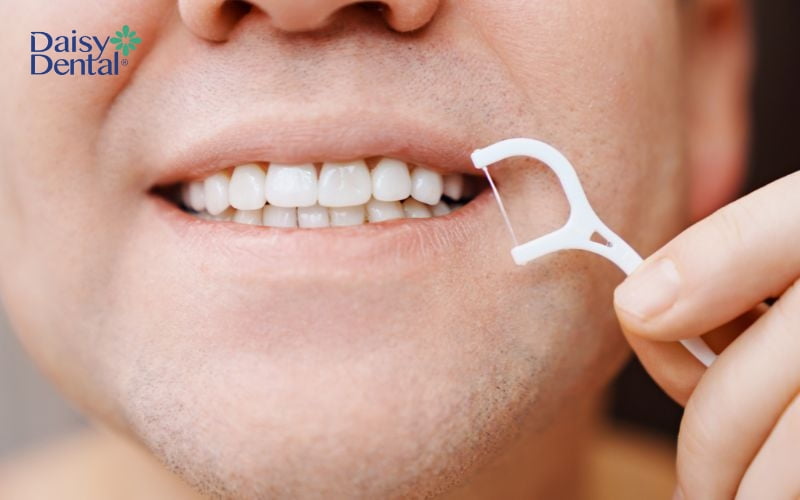 Chỉ nha khoa là lựa chọn an toàn để làm sạch răng miệng sau khi ăn