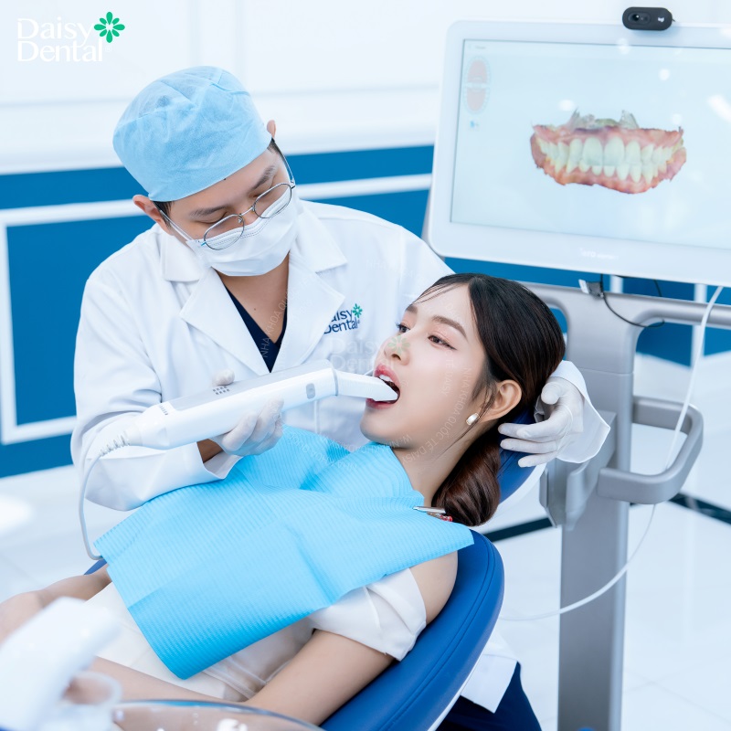 Khách hàng trải nghiệm công nghệ quét dấu răng iTero Element 5D, giúp xác định chính xác tình trạng răng chỉ trong 30 giây