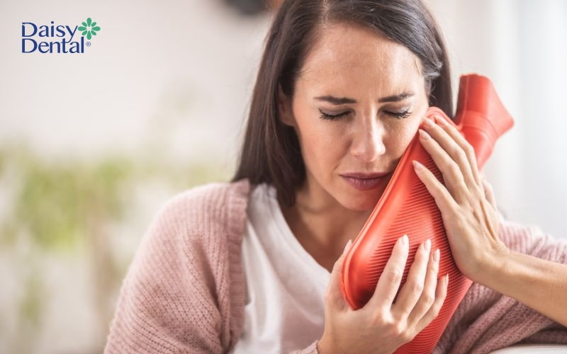Chườm lạnh ngay sau nhổ răng khôn là hành động được khuyến khích, giúp giảm đau an toàn