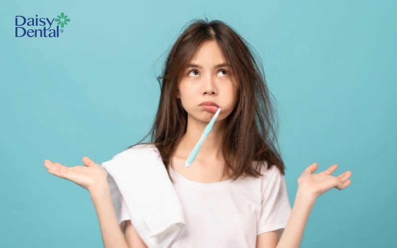 Đánh răng không đánh cách sẽ làm vi khuẩn tích tụ vào răng mới nhổ, gây hôi miệng