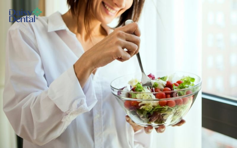 Ăn uống lành mạnh sau khi nhổ răng sẽ giúp vết thương nhanh lành hơn
