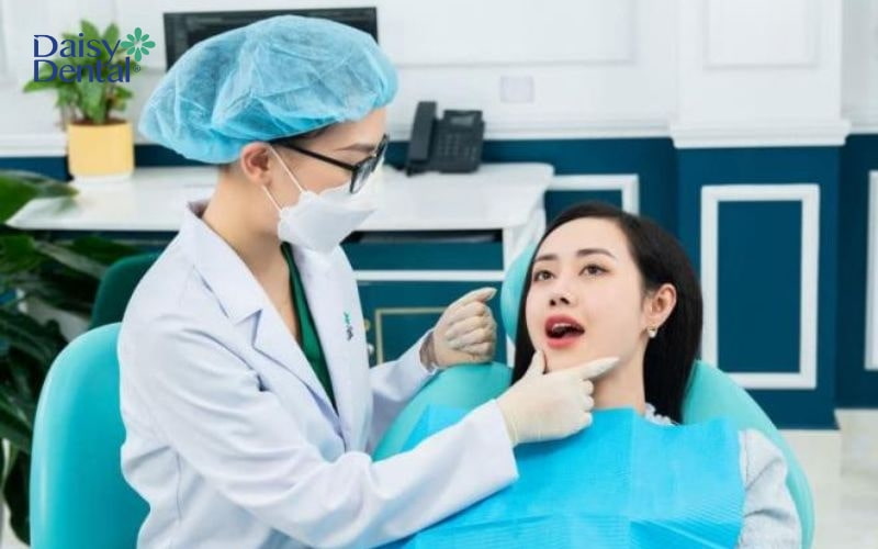 Thăm khám định kỳ giúp hạn chế tình trạng hôi miệng sau khi nhổ răng khôn