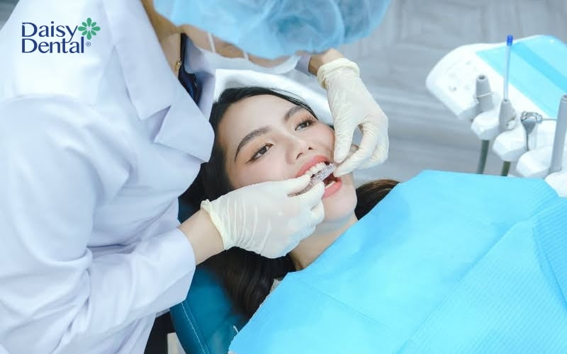 Bác sĩ hướng dẫn khách hàng đeo hàm duy trì sau niềng