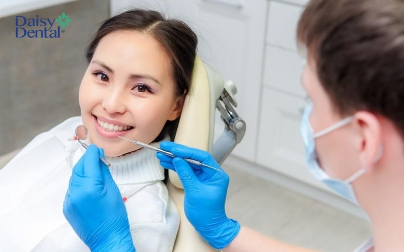 Bác sĩ chỉ định nhổ răng số 5 sau khi thăm khám