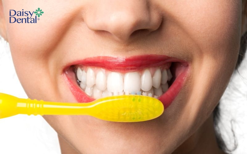 Đánh răng quá mạnh hoặc bàn chải quá cứng có thể là nguyên nhân gây ê buốt răng