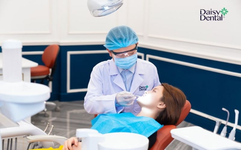Thăm khám định kỳ giúp khách hàng kịp thời xử lý các vấn đề ê buốt và các bệnh lý răng miệng
