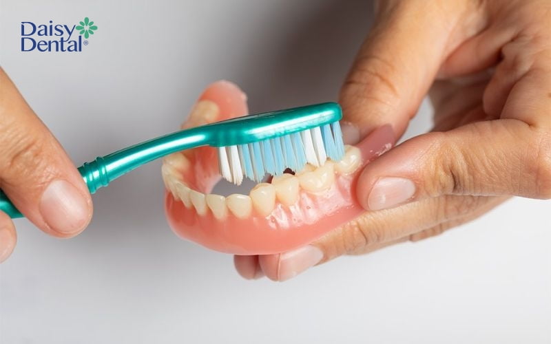 Răng giả tháo lắp bán phần cũng cần được đánh răng sau khi ăn uống