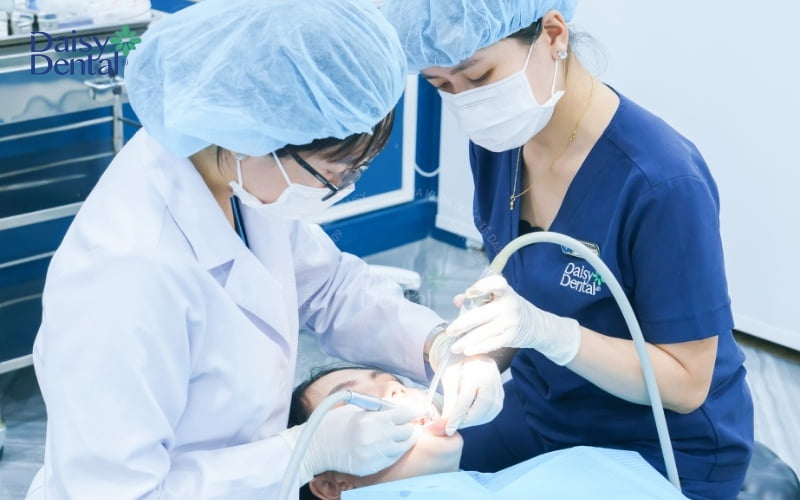 Khách hàng đang được bác sĩ thăm khám và điều trị tại Nha khoa DAISY