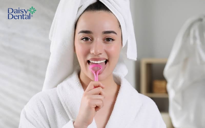 Bạn nên duy trì thói quen cạo lưỡi thường xuyên để bảo vệ sức khỏe răng miệng