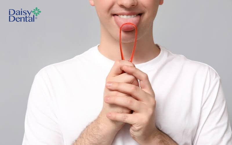 Sử dụng dụng cụ cạo lưỡi là một trong những cách làm sạch hiệu quả nhất