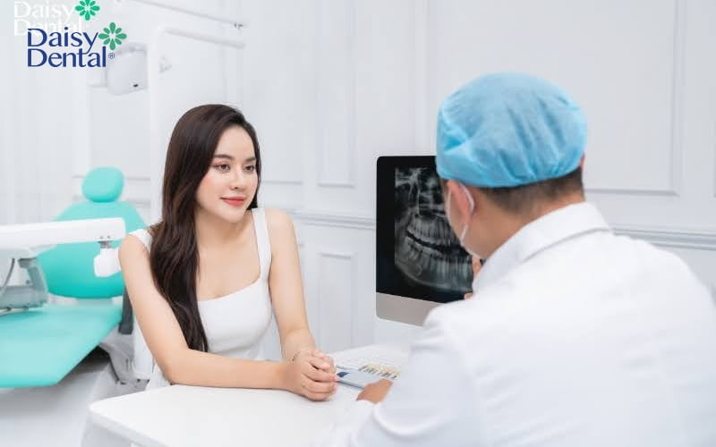 Sử dụng nước súc miệng cũng là một trong những cách làm sạch lưỡi hiệu quả mà bạn có thể áp dụng.
