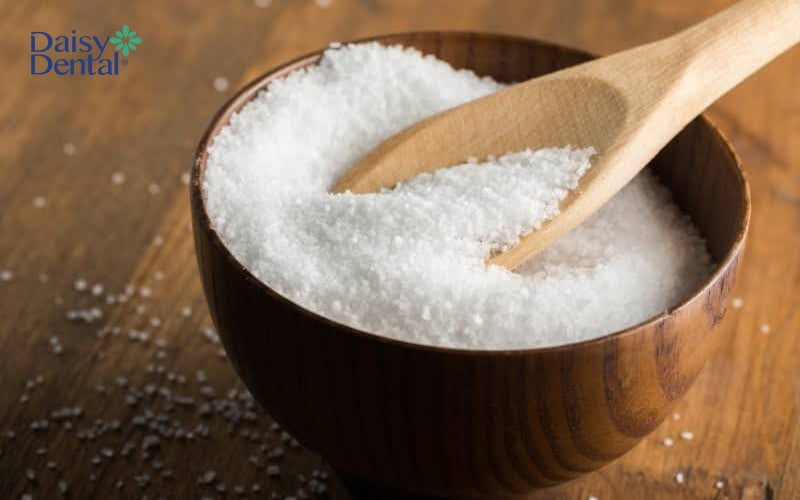 Bạn có thể tự pha nước muối hoặc sử dụng nước muối sinh lý để vệ sinh lưỡi