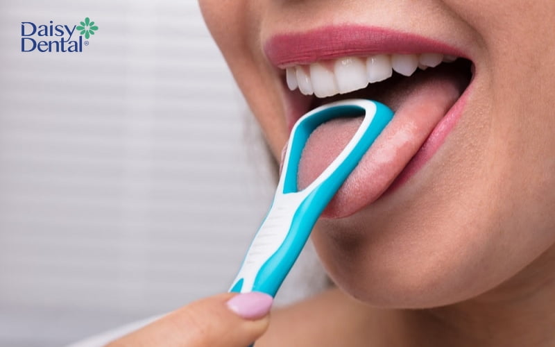 Bạn nên sử dụng lực tay nhẹ nhàng, vừa đủ để loại bỏ cặn bẩn mà không làm tổn thương lưỡi