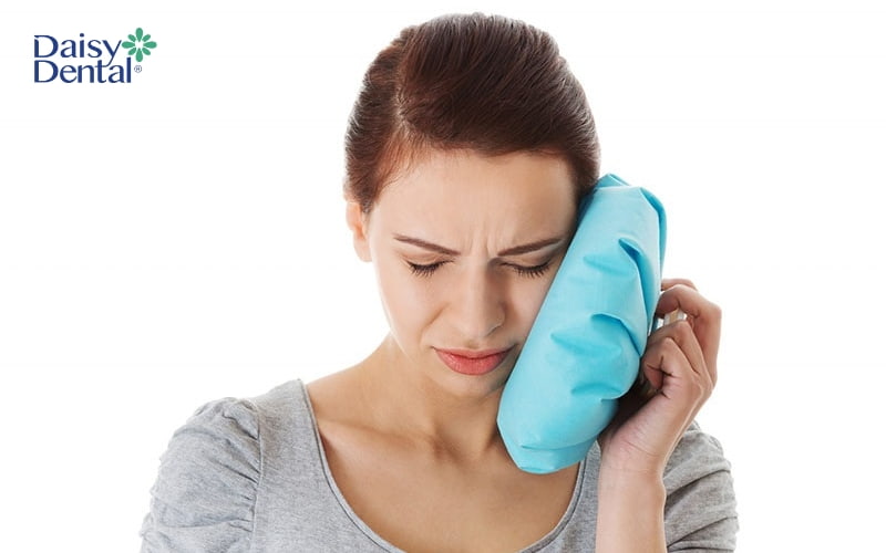 Chườm đá bên ngoài vùng má giúp giảm thiểu cảm giác đau nhức và sưng tấy