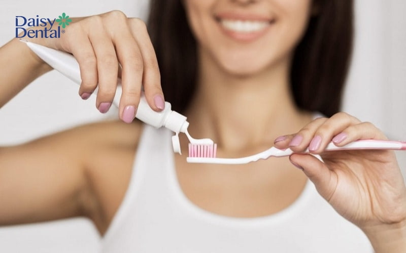 Bạn nên duy trì thói quen đánh răng đều đặn 2 lần/ngày để làm sạch răng miệng hiệu quả