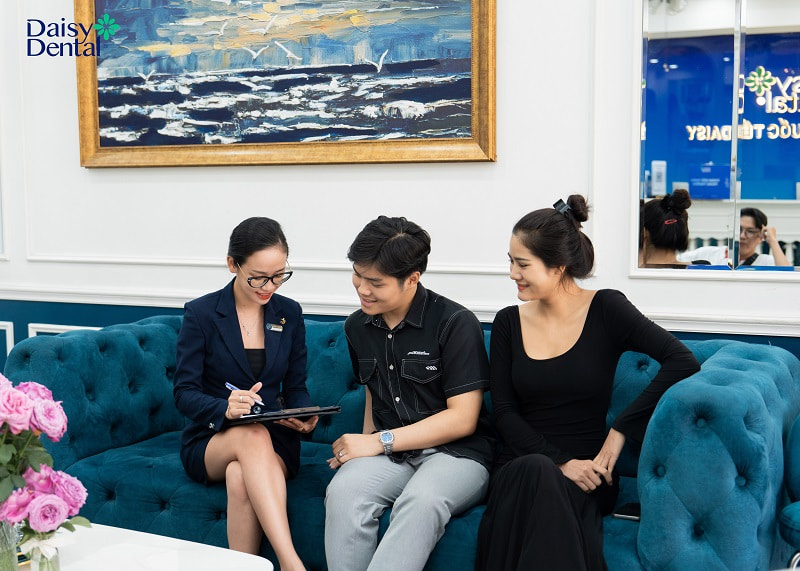 Nha khoa Quốc tế DAISY đón đông đảo khách hàng đến để chăm sóc nụ cười trong dịp hè.