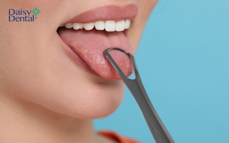 Trong quá trình cạo lưỡi, bạn nên thao tác nhẹ nhàng để tránh làm tổn thương lưỡi