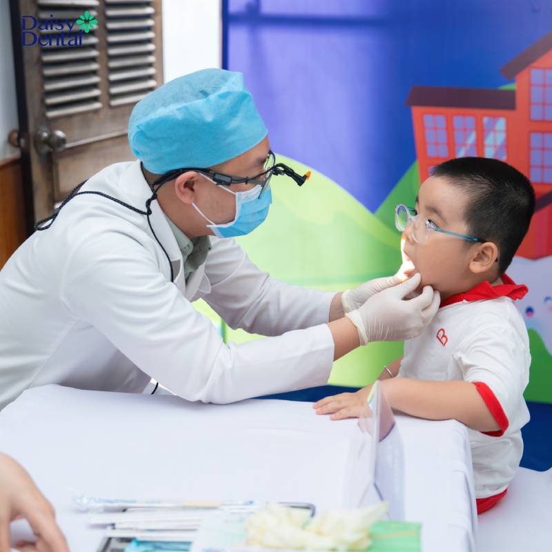 Đội ngũ bác sĩ - phụ tá DAISY DENTAL tiến hành kiểm tra răng miệng cho các “thiên thần nhỏ”.