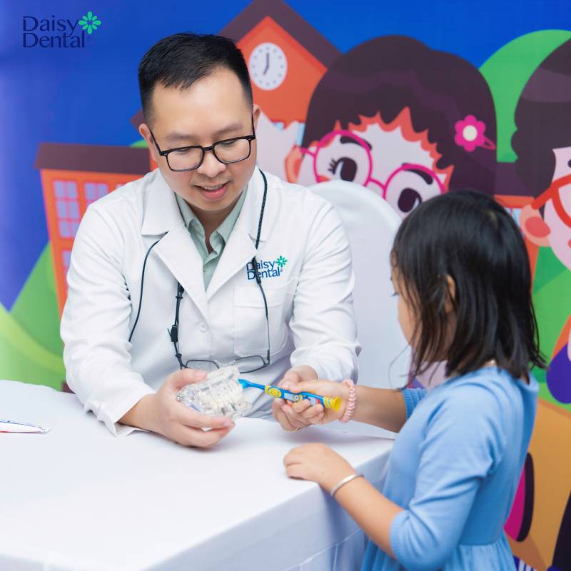 Đội ngũ bác sĩ - phụ tá DAISY DENTAL tiến hành kiểm tra răng miệng cho các “thiên thần nhỏ”.