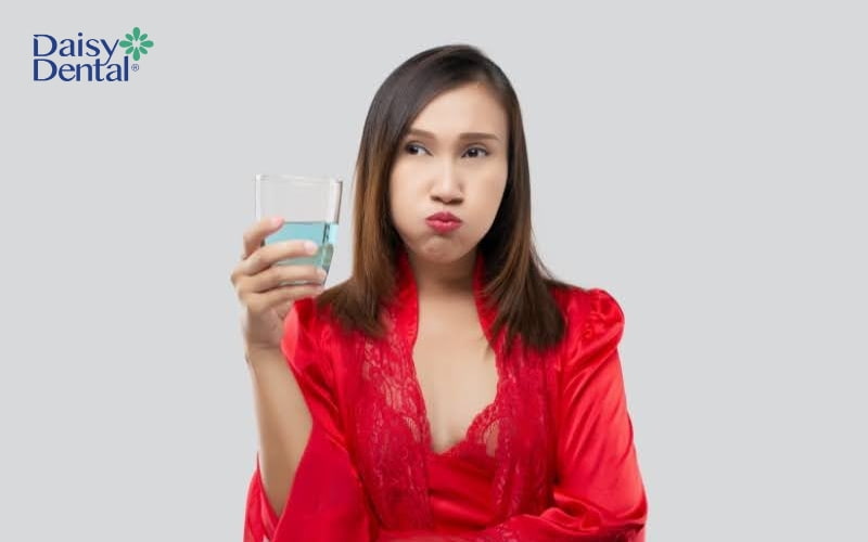 Sử dụng nước súc miệng sau khi đánh răng sẽ giúp tăng hiệu quả làm sạch