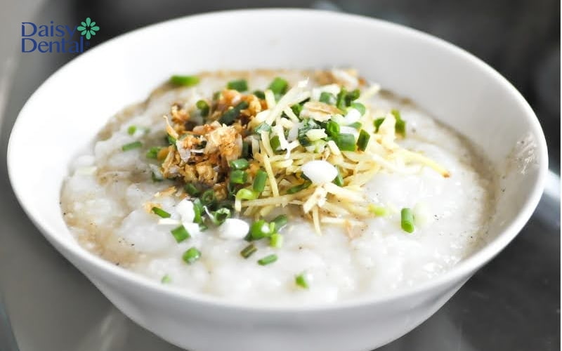 Ngay sau khi trám răng, bạn nên ưu tiên thức ăn mềm để hạn chế làm bong vết trám