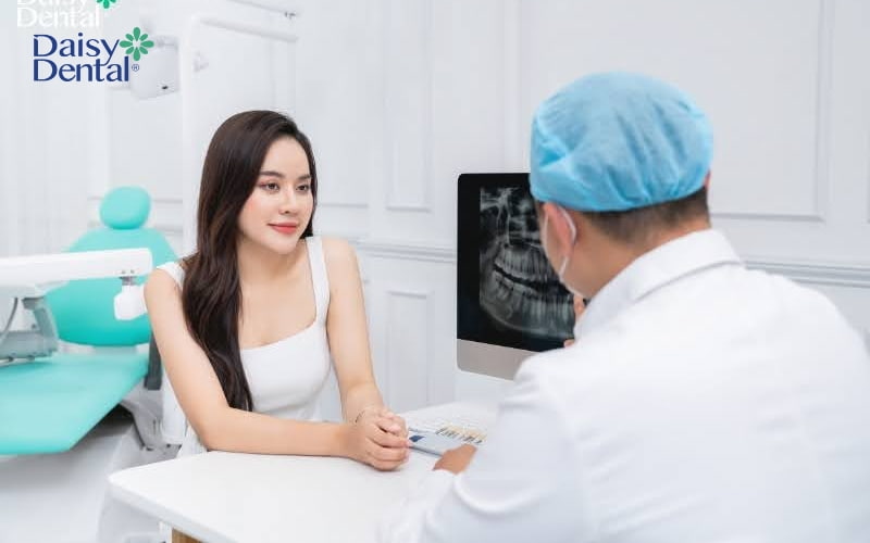 Bác sĩ tư vấn tình trạng răng miệng cho khách hàng trước khi điều trị