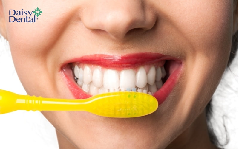 Đánh răng quá mạnh là một trong những cách làm mòn men răng