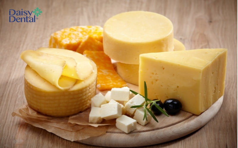 Bổ sung chế phẩm từ sữa ít béo như phô mai cũng là một cách phục hồi men răng tốt