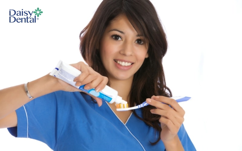Bạn nên sử dụng kem đánh răng có chứa Fluoride