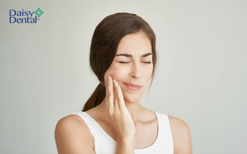 Đau nhức là biểu hiện thường thấy nhất trong quá trình mọc răng khôn
