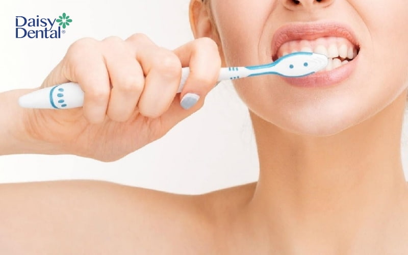 Vệ sinh răng miệng không hiệu quả cũng là một trong những yếu tố khiến răng có đốm trắng