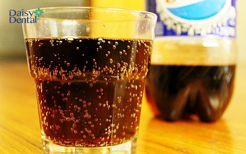 Bạn không nên uống nước có ga để bảo vệ men răng