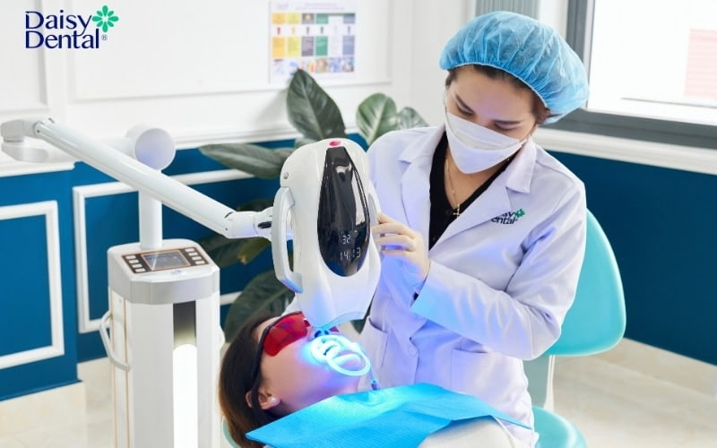 Tẩy rắng răng là phương pháp được áp dụng nhiều nhất trong việc điều trị răng có đốm trắng