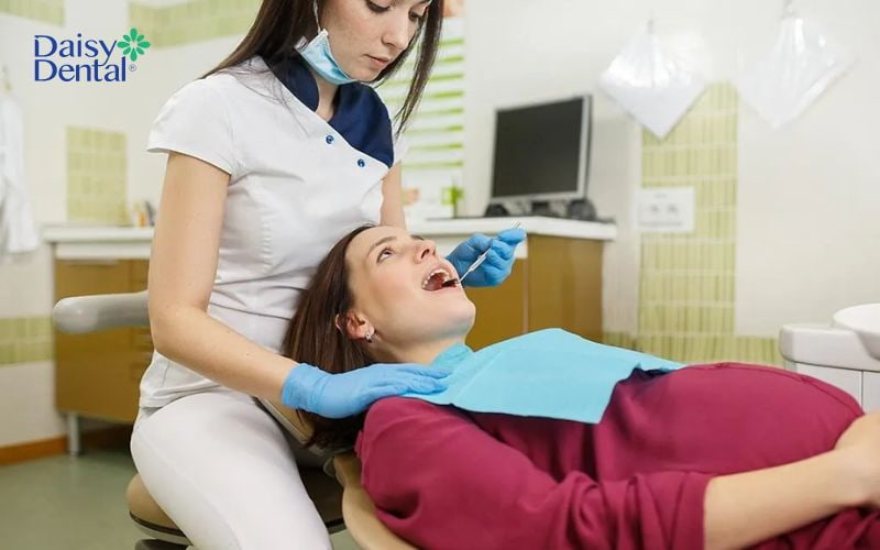 Bà bầu nên hạn chế thực hiện điều trị tủy răng