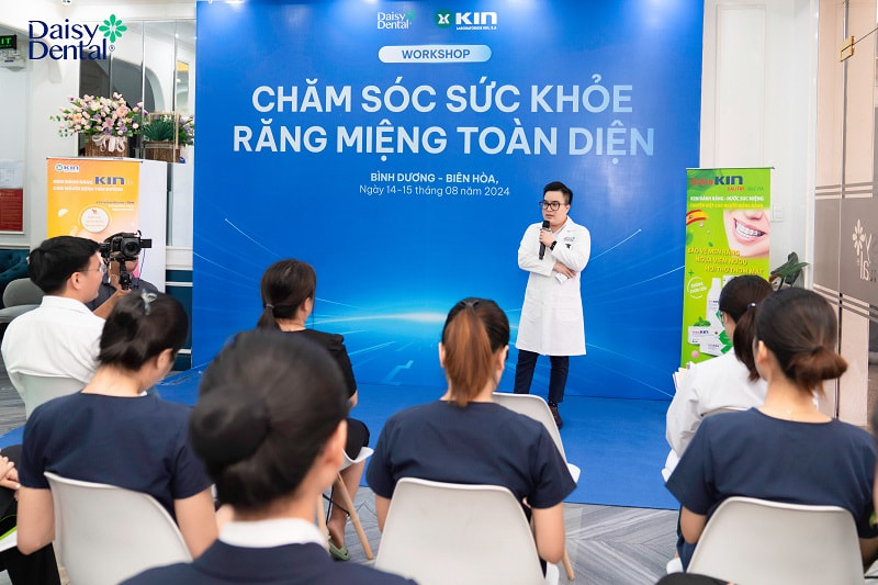 Bác sĩ RHM Nguyễn Minh Phương chia sẻ trong buổi workshop "Chăm sóc răng miệng toàn diện"