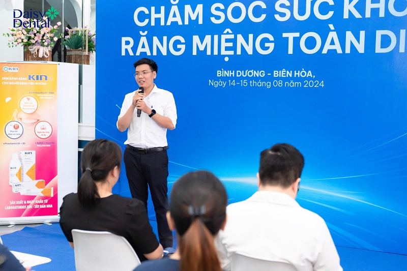 Đại diện KIN chia sẻ về các sản phẩm chăm sóc răng miệng trong buổi workshop "Chăm sóc răng miệng toàn diện"