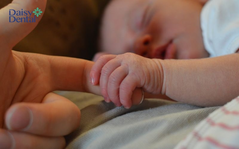 Đang cho con bú có nên nhổ răng khôn không là thắc mắc của nhiều mẹ bỉm