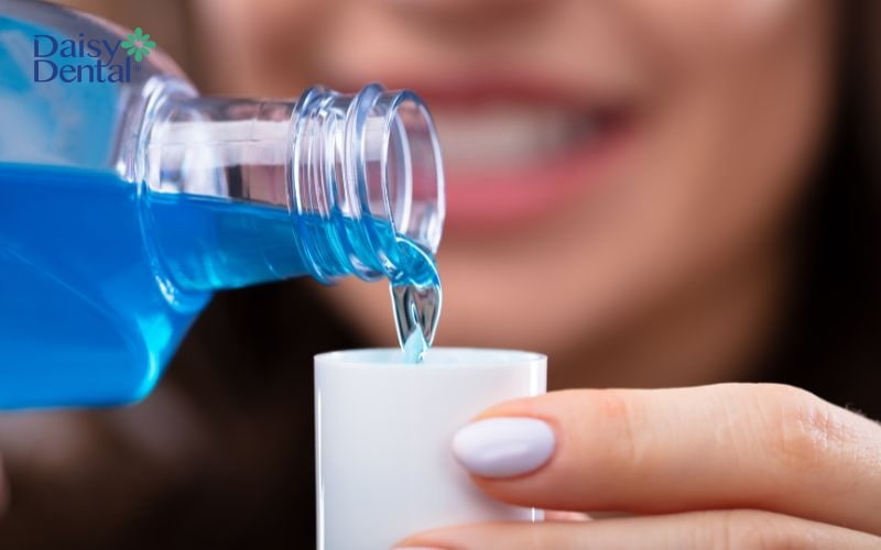 Duy trì việc súc miệng bằng nước súc miệng chuyên dụng